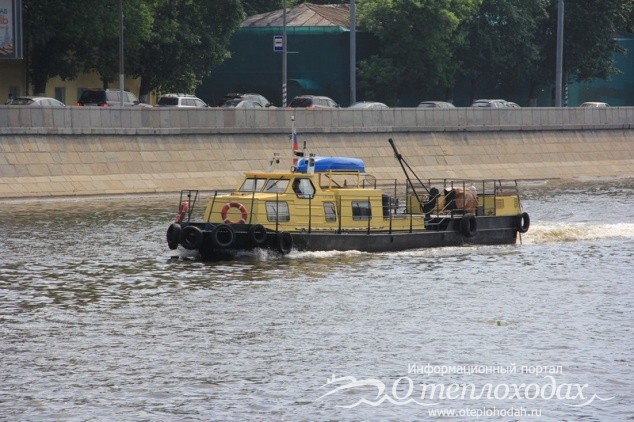 Много технических теплоходов ходит по реке Москва