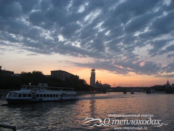 Фото теплохода на реке Москва