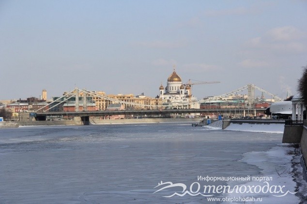 Вид на Крымский мост зимой