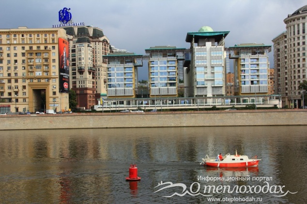 Фото лодки на реке Москва