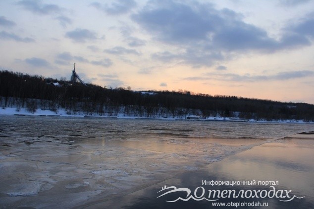Закат на ледяной реке