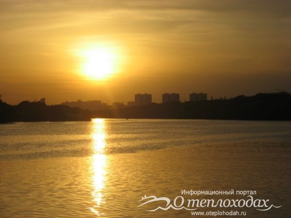 Летний закат над рекой Москва