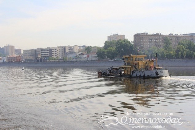 Уборка мусора на реке Москва