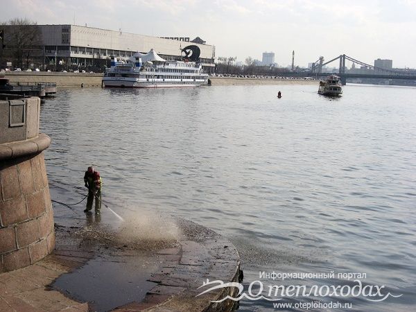 Субботник на реке Москва