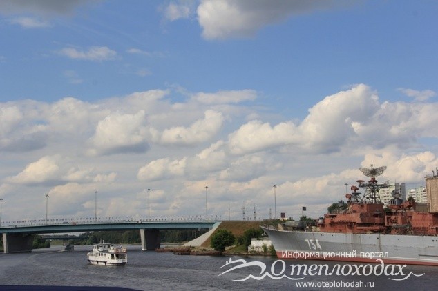 Мост ленинградского шоссе с борта теплохода