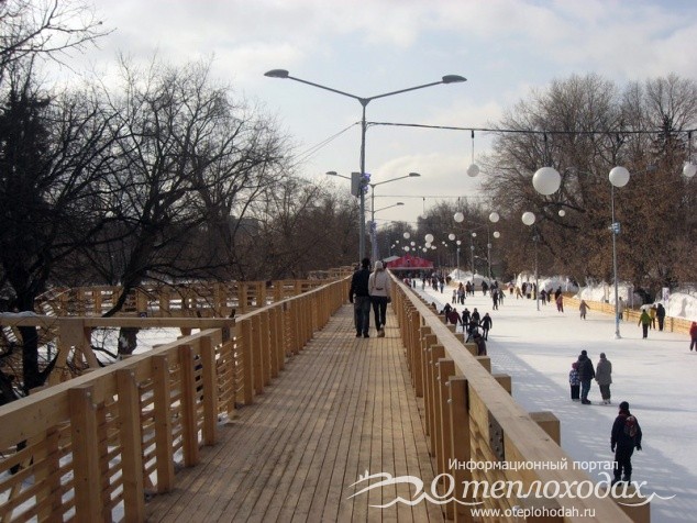 Пешеходная зона над катком в парке Горького