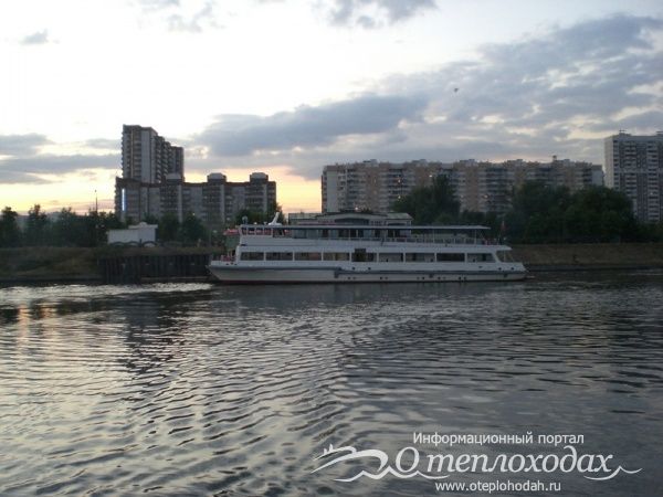 катамаран Волга-3 напротив Братеево