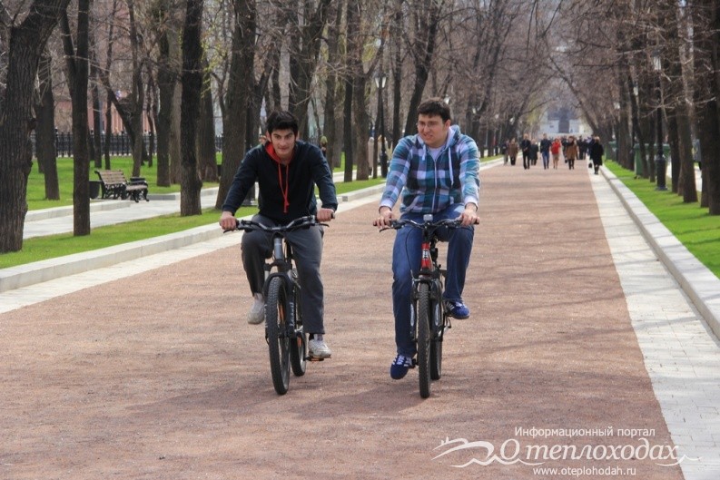 Велосипедисты в центре Москвы