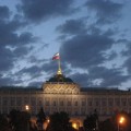 Гордо реет знамя России над Кремлем