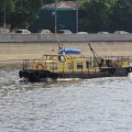 Много технических теплоходов ходит по реке Москва