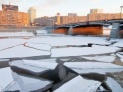 Под лед Москва-реки провалились два человека