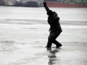 МЧС предупредило рыбаков о коварстве последнего в этом году льда на Москве-реке