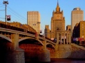 С Бородинского моста в Москва-реку упал мужчина