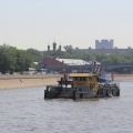 На реке Москва идет ежедневная уборка мусора