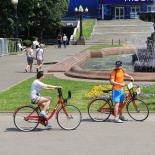 Первые велосипедисты. Площадь рядом с памятиком Пушкину